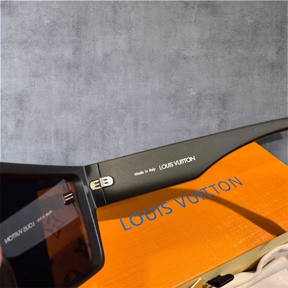 Louis Vuitton Black Monogram Sunglasses - Picture 3 of 6